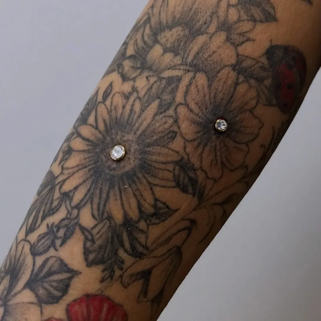 Mikrodermál – práce studia Veroo Piercing, Frýdek-Místek