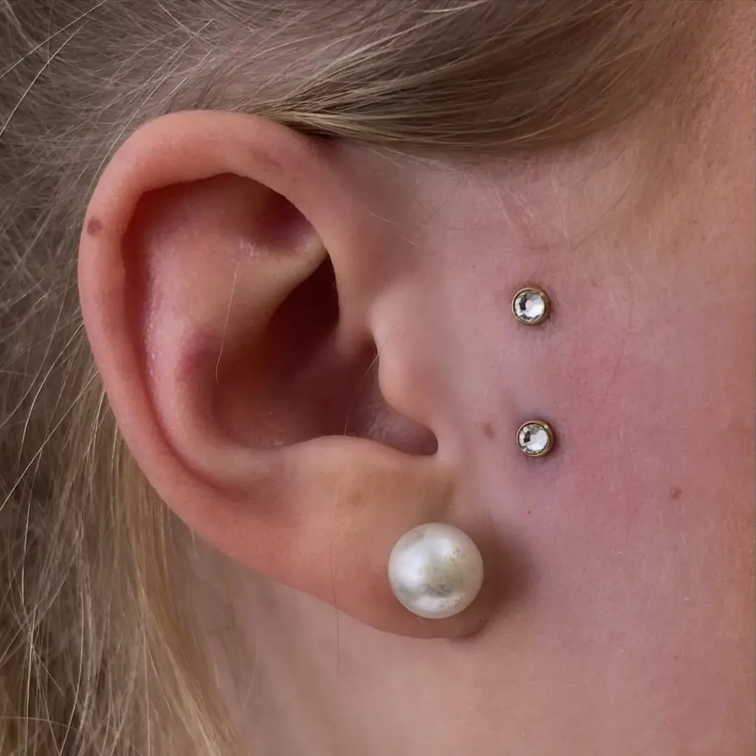 Nastřelení náušnic – práce studia Veroo Piercing, Frýdek-Místek