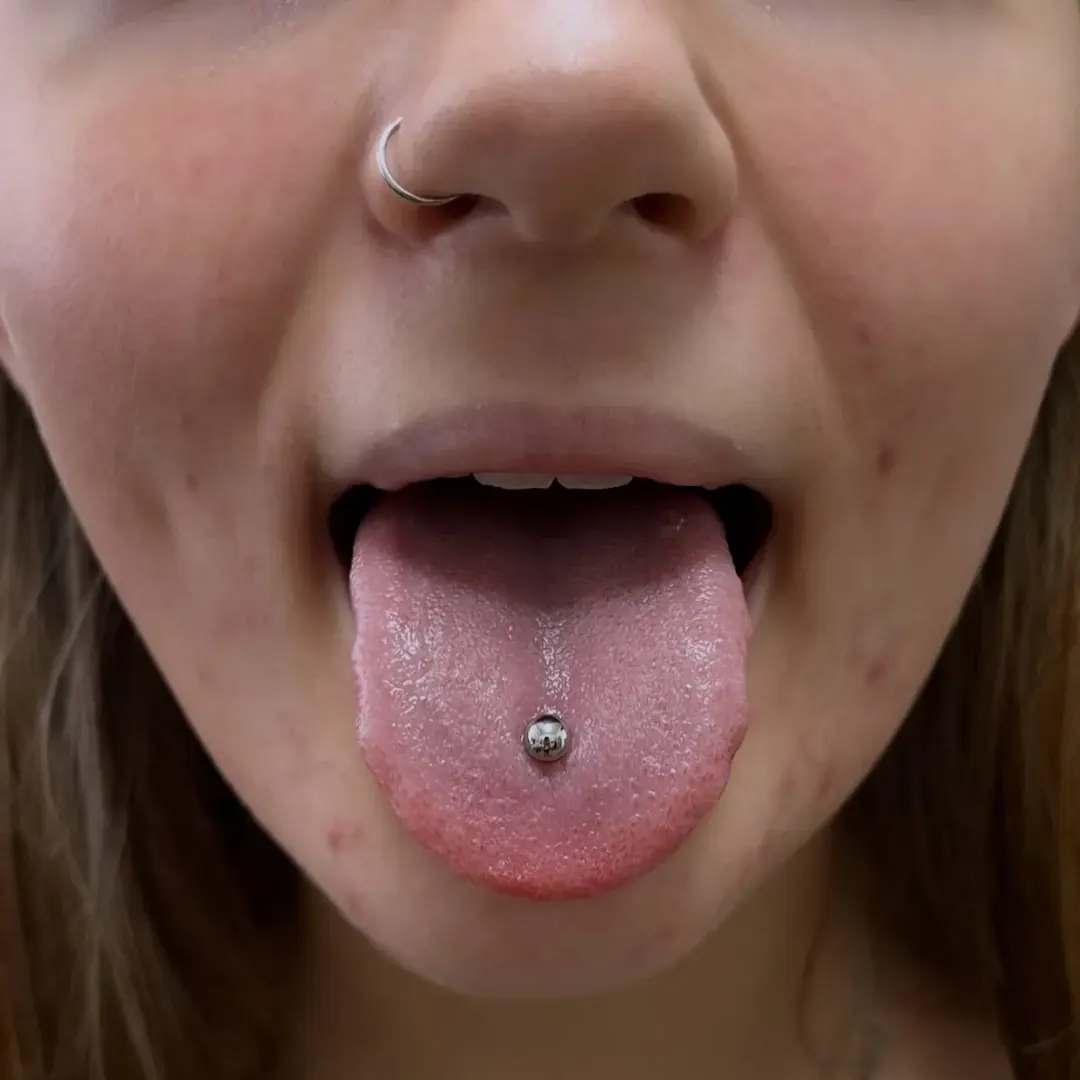 Piercing jazyka – práce studia Veroo Piercing, Frýdek-Místek