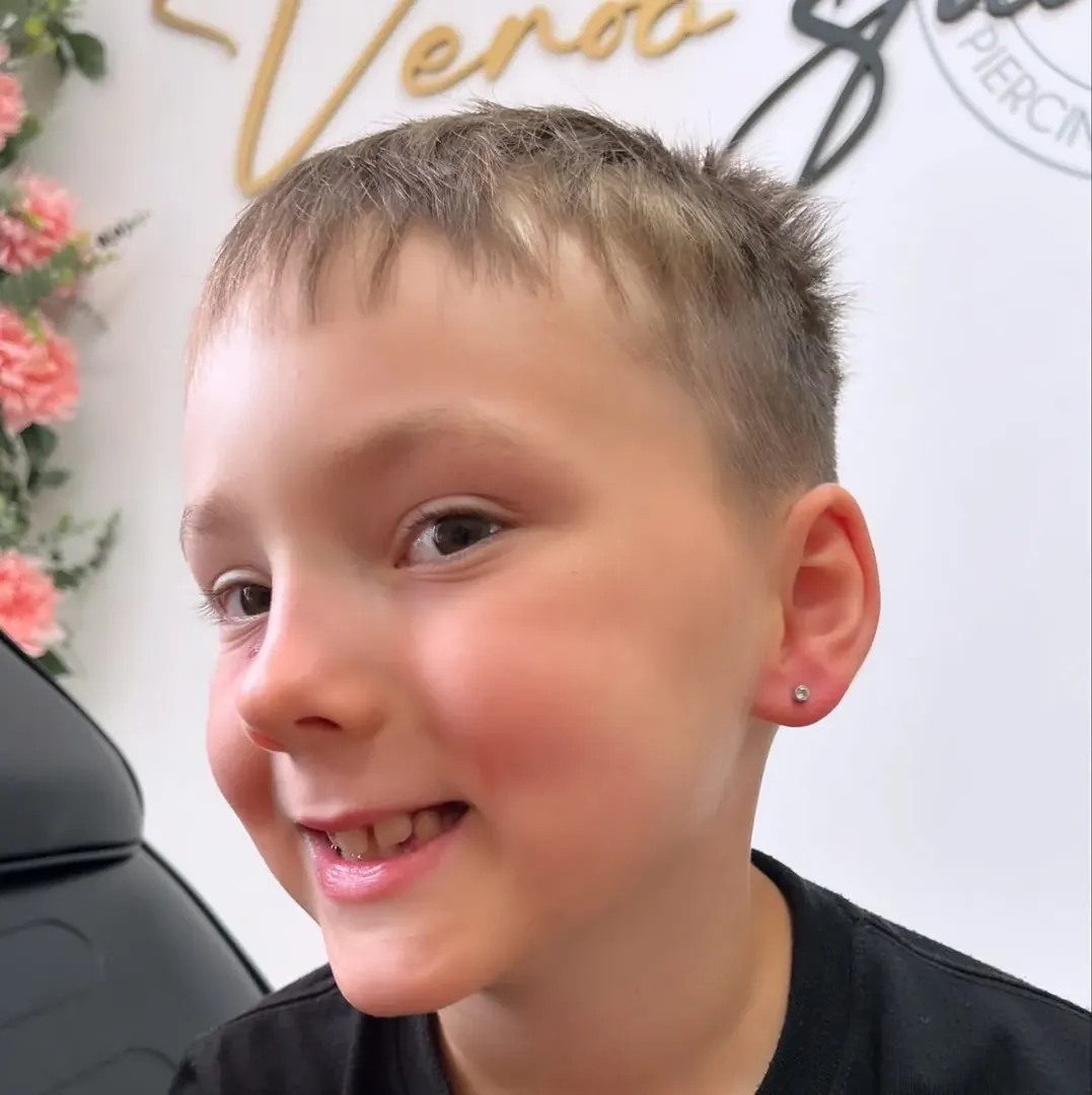 Nastřelení náušnic – práce studia Veroo Piercing, Frýdek-Místek