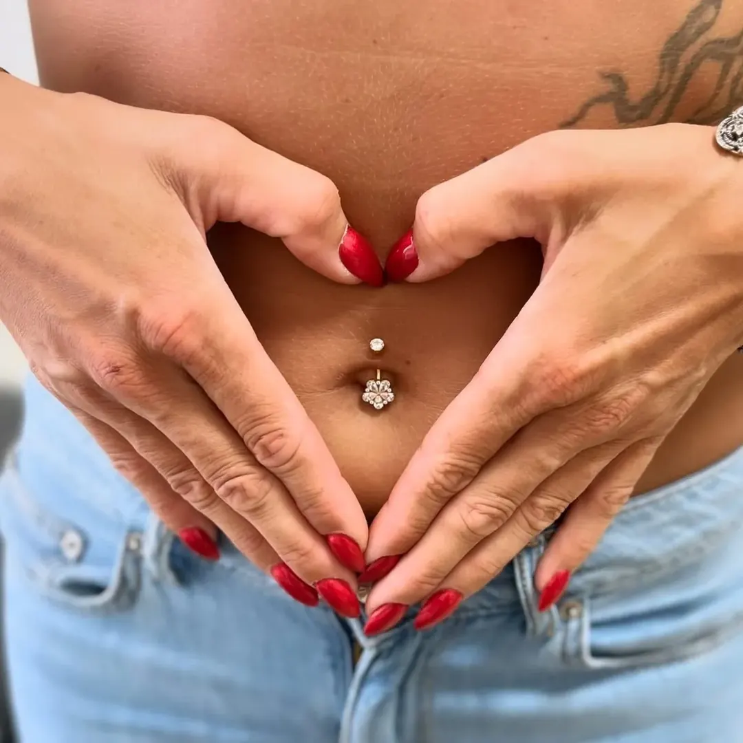 Piercing pupíku – práce studia Veroo Piercing, Frýdek-Místek