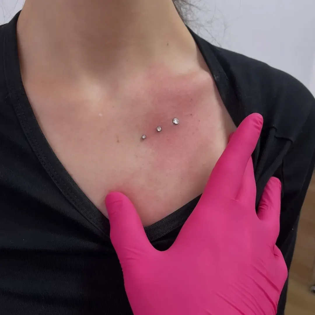 Mikrodermál – práce studia Veroo Piercing, Frýdek-Místek