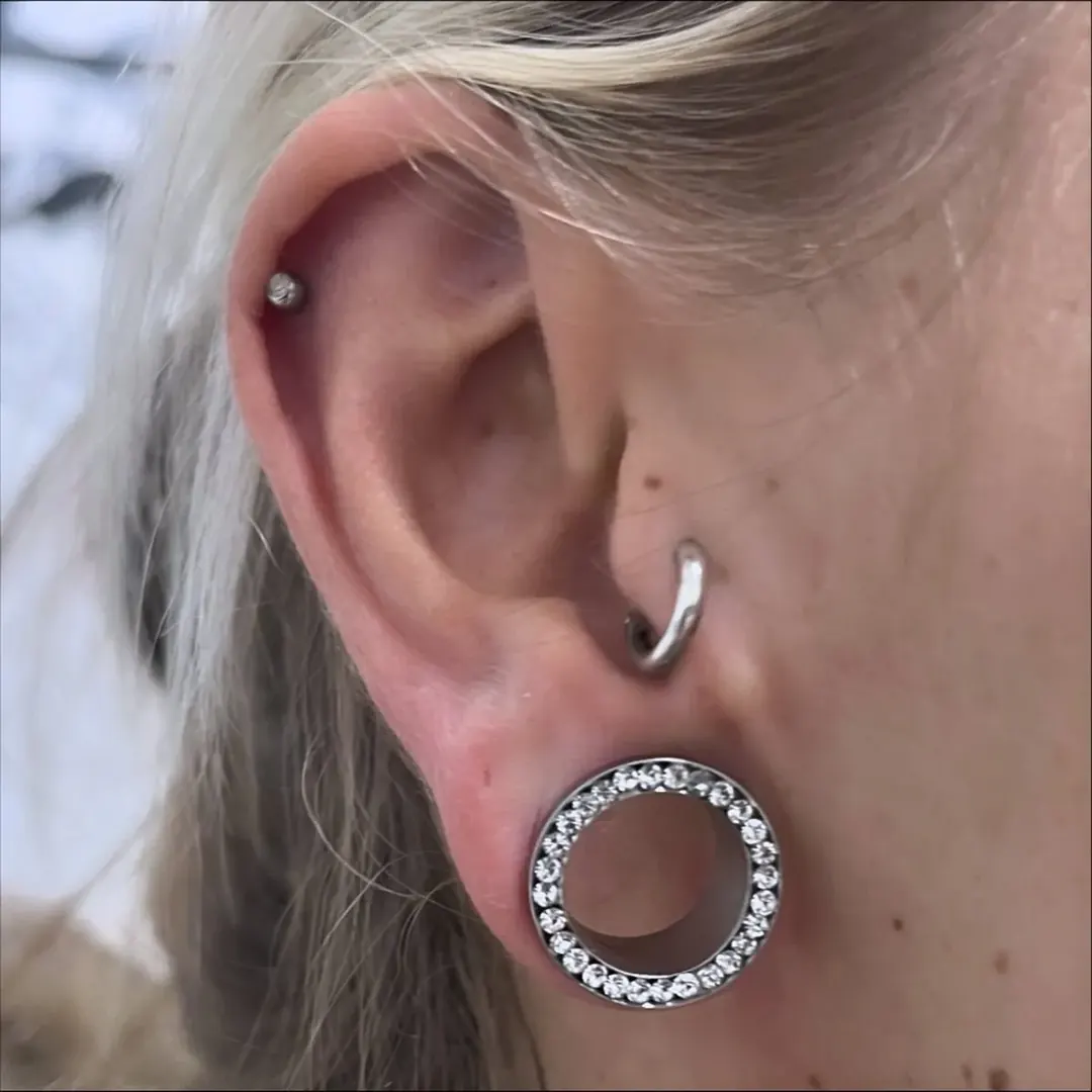 Nastřelení náušnic – práce studia Veroo Piercing, Frýdek-Místek