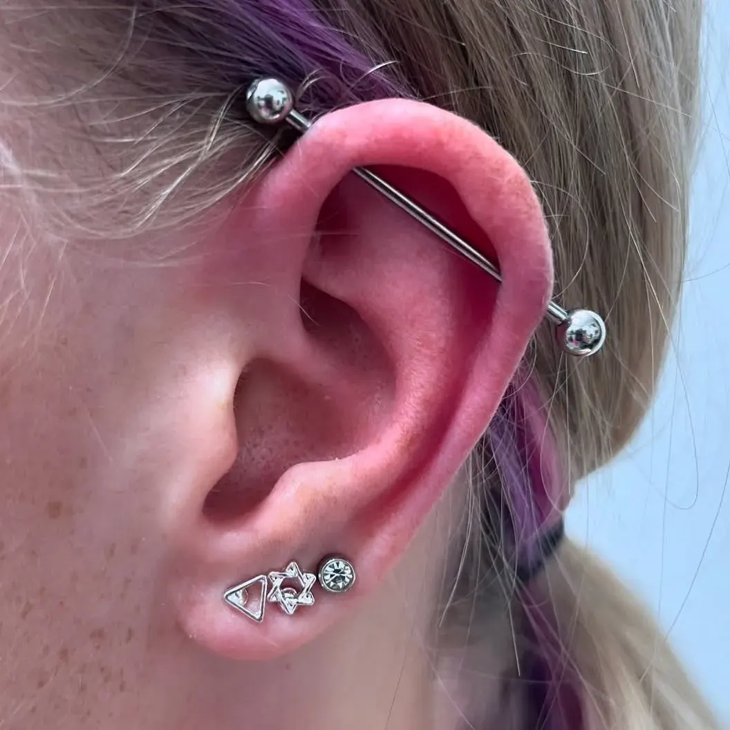 Industrial piercing ucha – práce studia Veroo Piercing, Frýdek-Místek