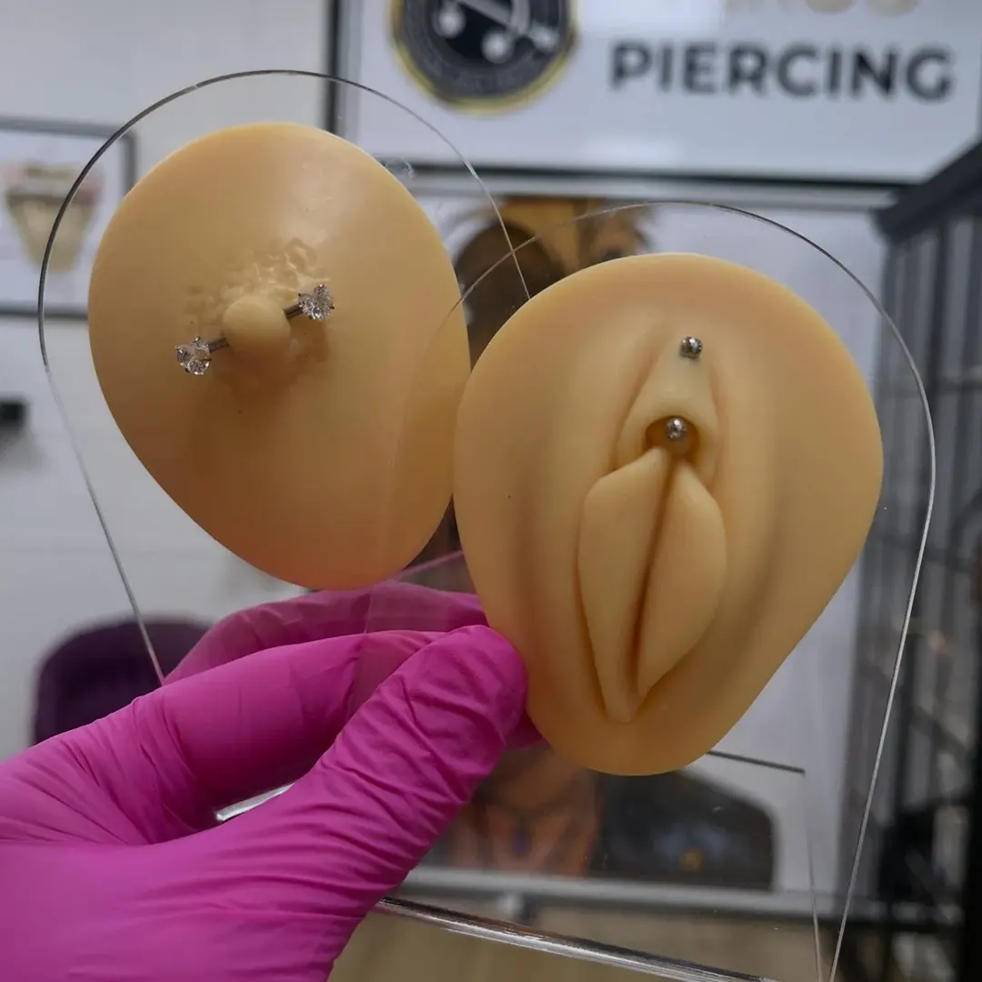 Intimní piercing a piercing bradavky na cvičném modelu