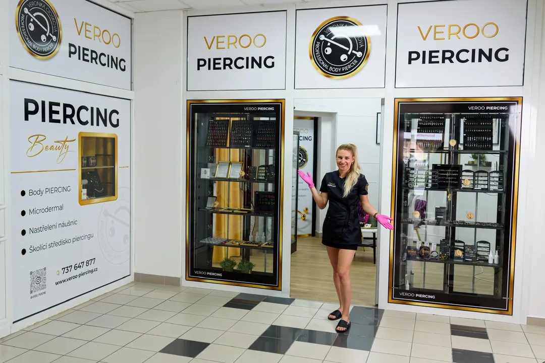 Výloha a interiér studia Veroo Piercing ve Frýdku-Místku