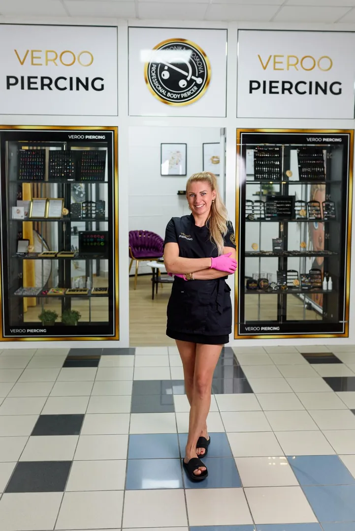 Veronika Ciosková ve studiu Veroo Piercing, Frýdek-Místek