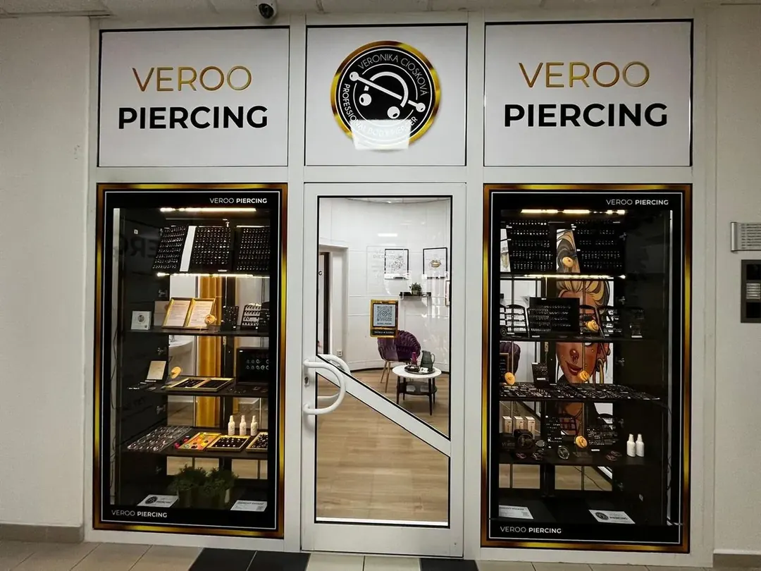 Prodejní vitrína šperků ve studiu Veroo Piercing