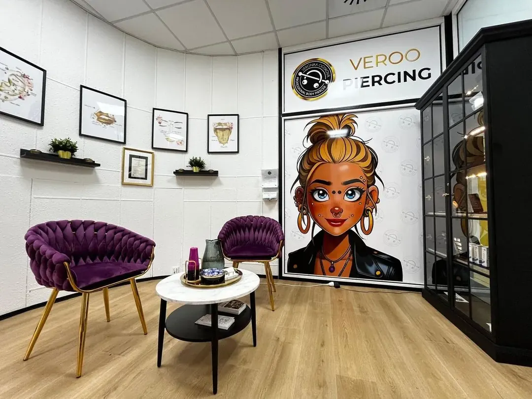 Interiér studia Veroo Piercing – čekací koutek