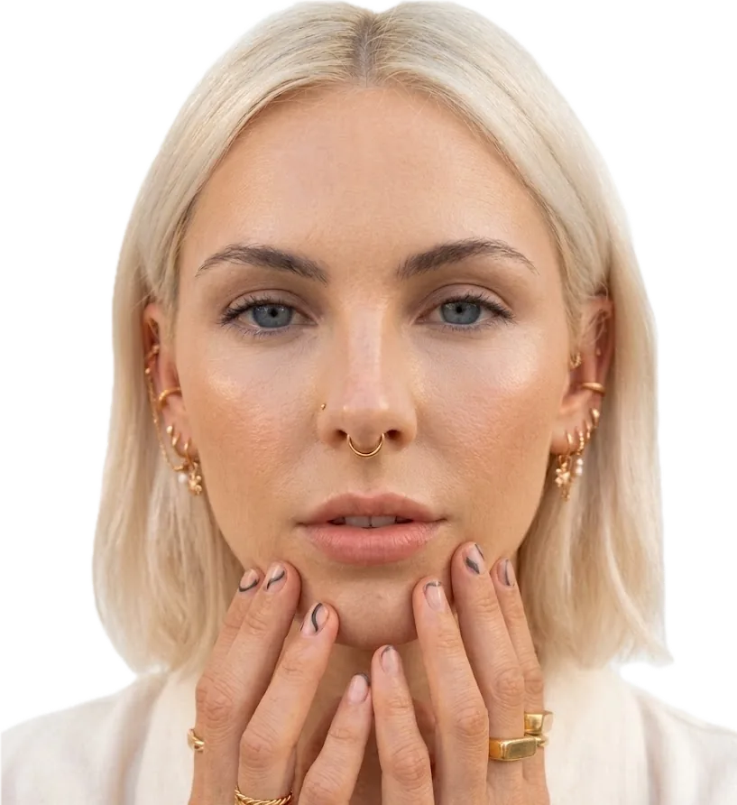 Žena se zlatými náušnicemi a septum piercingem